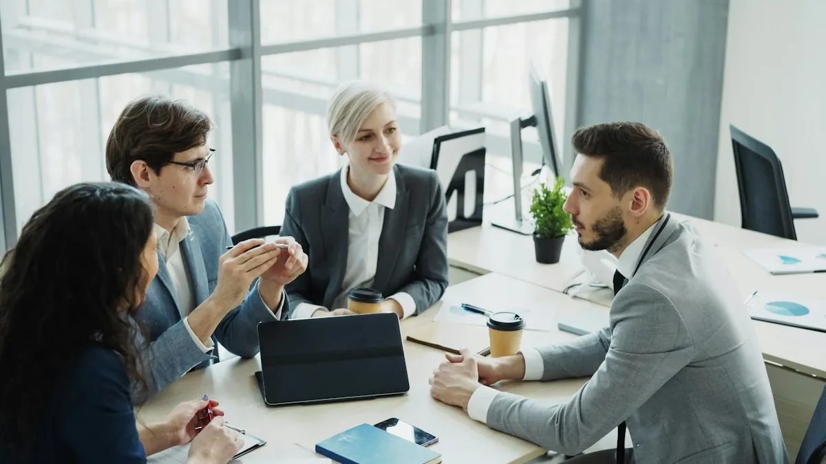 Equipe reunida em um escritório